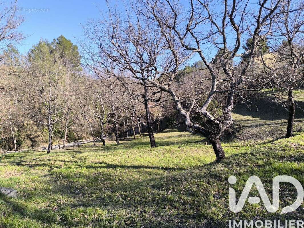 Terrain 1616 m² à Montferrat  - photo 2