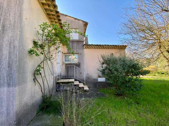 Maison à SAINT-CLEMENT-DE-RIVIERE