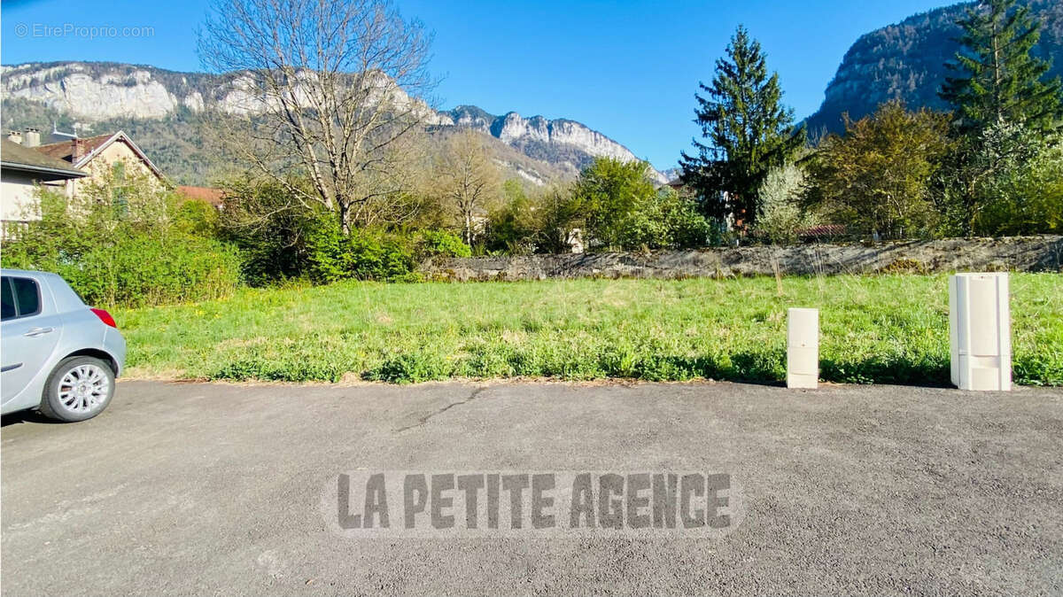 Terrain à SAINT-LAURENT-DU-PONT