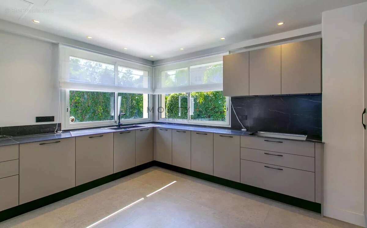 Vente villa 7 chambres entièrement rénovée avec vue mer, Cap d'Antibes - photo 8