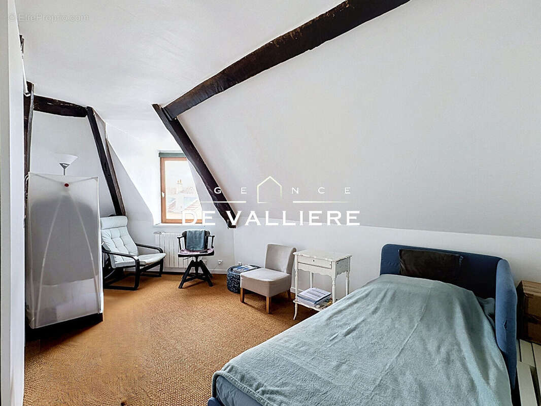 Rueil Malmaison - Centre - Coeur de ville -  2 pièces 34.2 m2 carrez 55.6 m2 au sol - photo 4