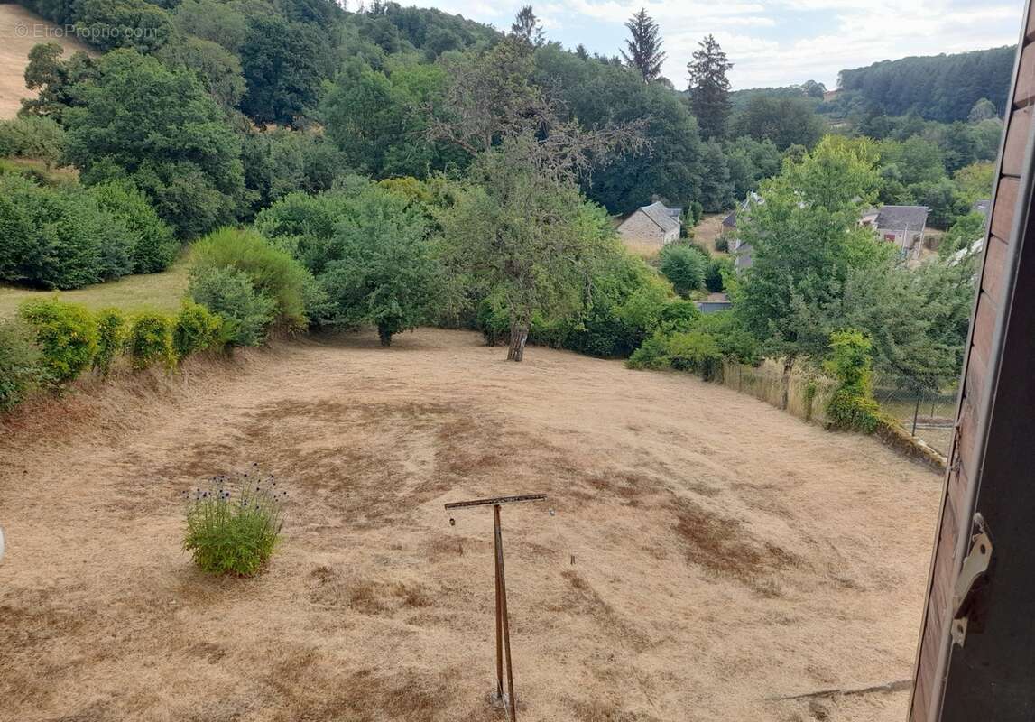 Maison à Cussy en Morvan  de 136 m2 - 8 pièces - diverses dépendances - terrain 1182 m2 - photo 24