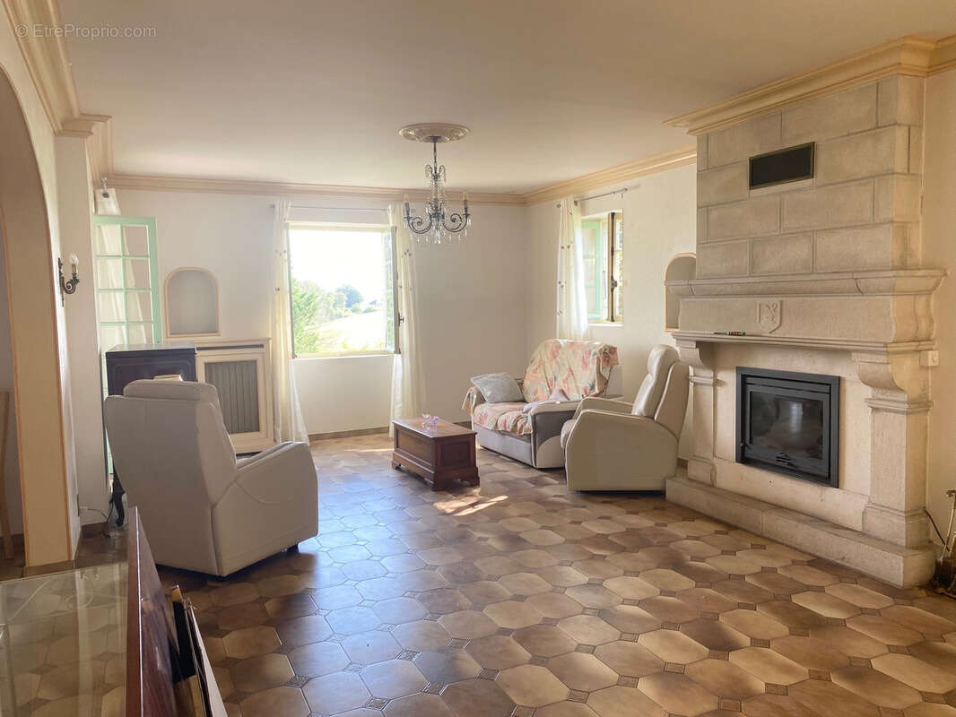 Maison à SAINT-PANTALEON-DE-LARCHE