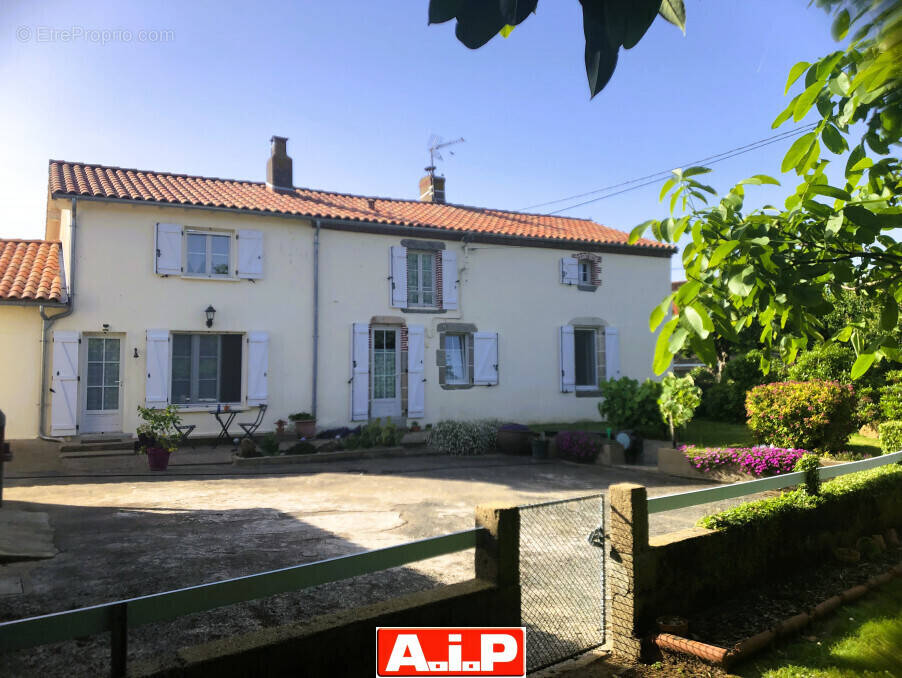 Maison à POUZAUGES