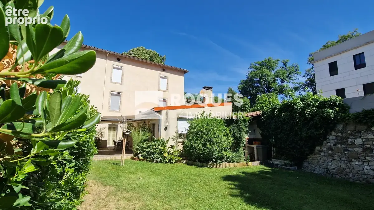 Lodève centre, maison de ville, sept pièces, 186 m2 habitables et jardin de 320 m2 - photo 3