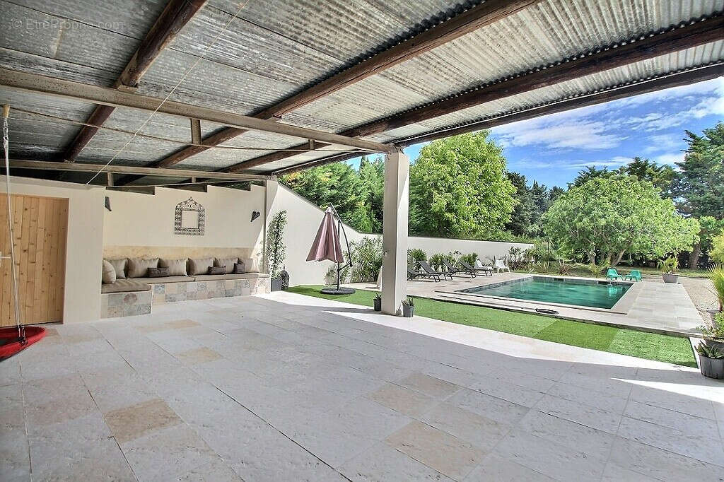 EXCLUSIVITÉ - Maison de 240m² entièrement rénovée avec piscine, véranda et 5 suites - photo 16