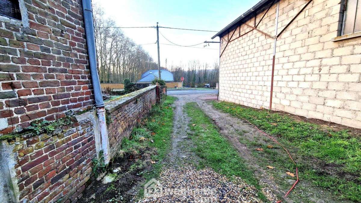 L&#039;accès à la grange sa fait par ce chemin - Maison à CREPY