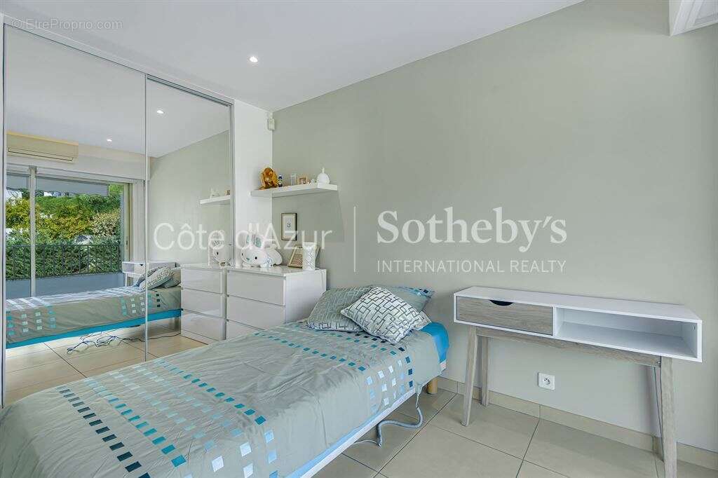 Golfe-Juan, appartement rénové en étage élevé avec terrasse et vue mer panoramique - photo 10