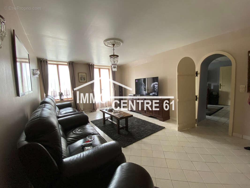 Maison à LASSAY-LES-CHATEAUX