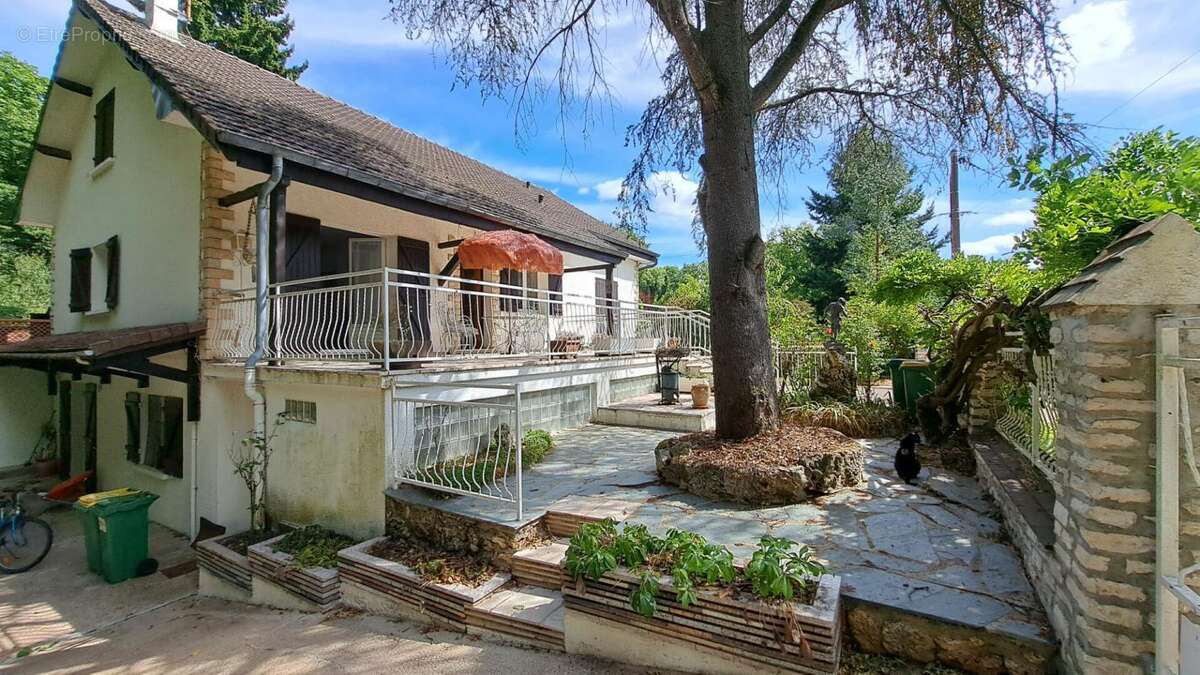 Maison à LE MESNIL-SAINT-DENIS