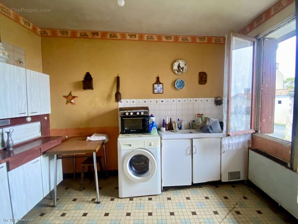 Prix Négociable : Maison Plain Pied à Rénover centre Aunac - photo 8