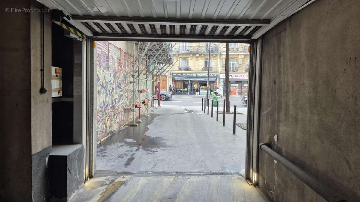 Parking à PARIS-18E