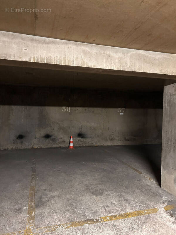 Parking à NEUILLY-SUR-SEINE