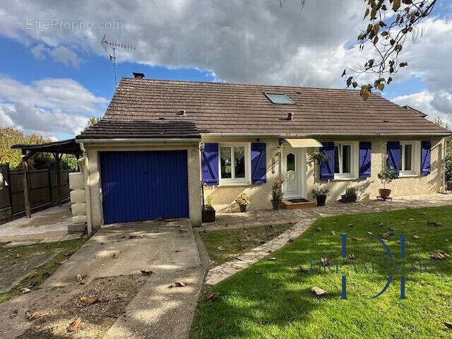 Maison avec garage et espaces de stationnements - Maison à CIVIERES