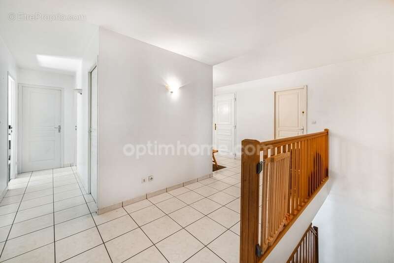 Maison familiale atypique de 170 m² avec jardin, terrasse et garage double – Collonges-au-Mont-d'Or - photo 15
