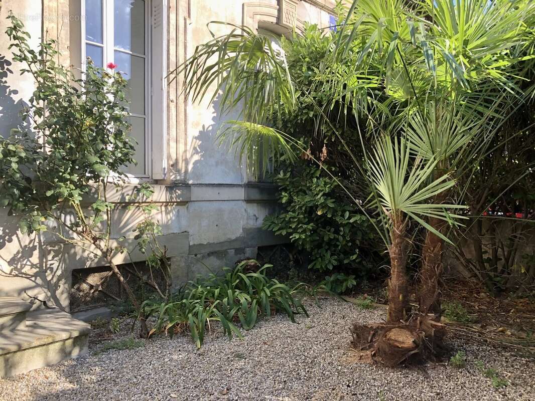 Élégant immeuble de style haussmannien avec jardin privé et fort potentiel d'investissement - photo 17