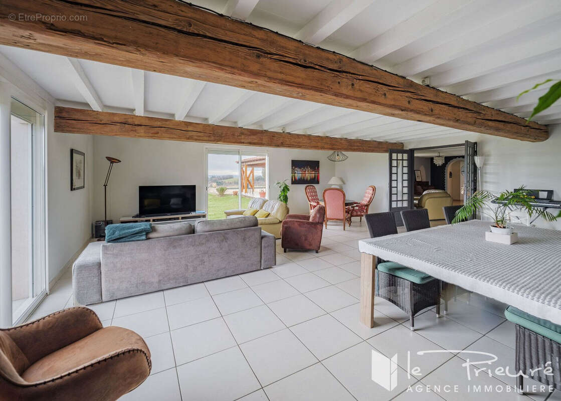 Propriété familiale de 305 m² avec terrain de 8 ha environ, piscine et belles dépendances - photo 6