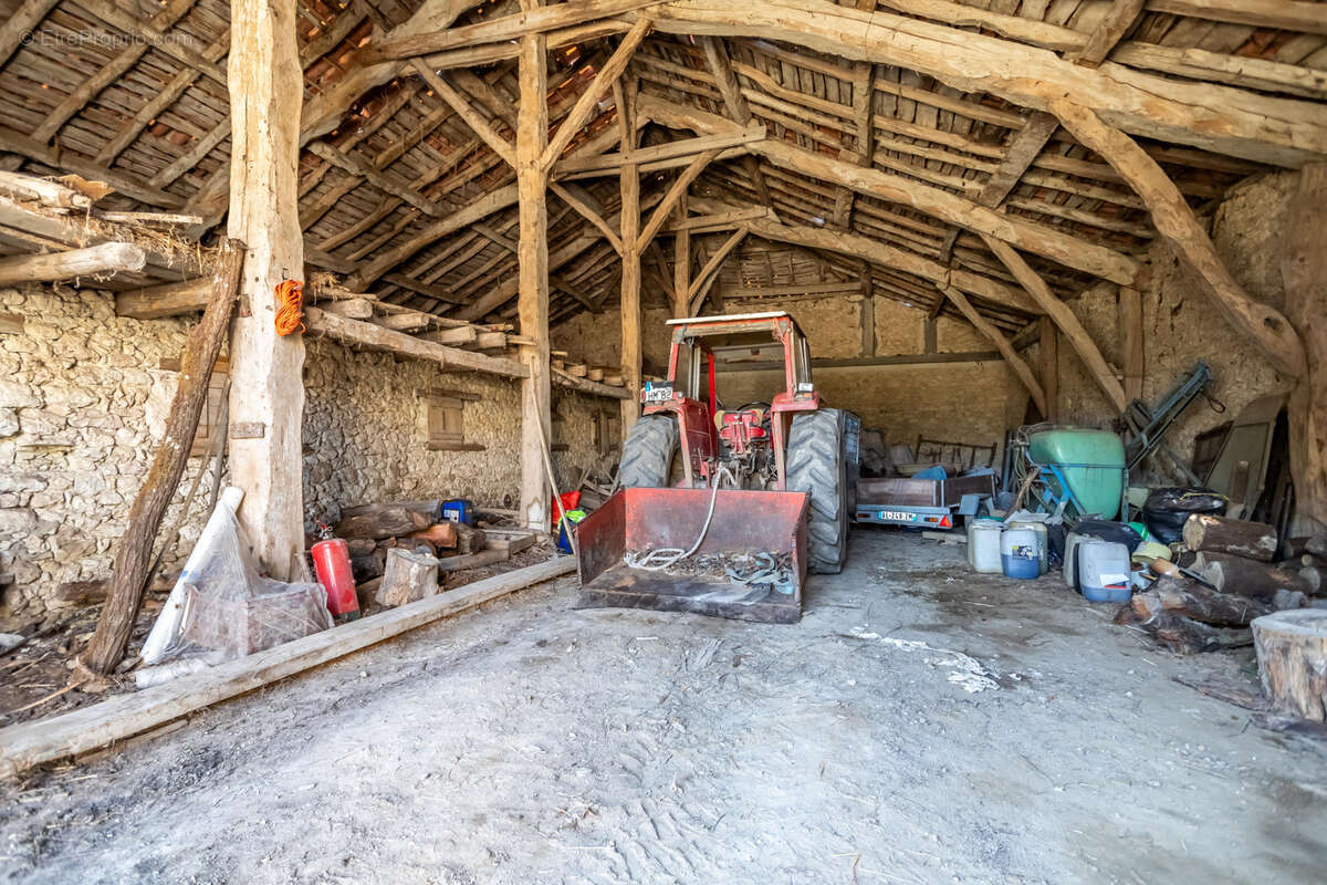 Maison en pierre à renover avec 3 granges - photo 3