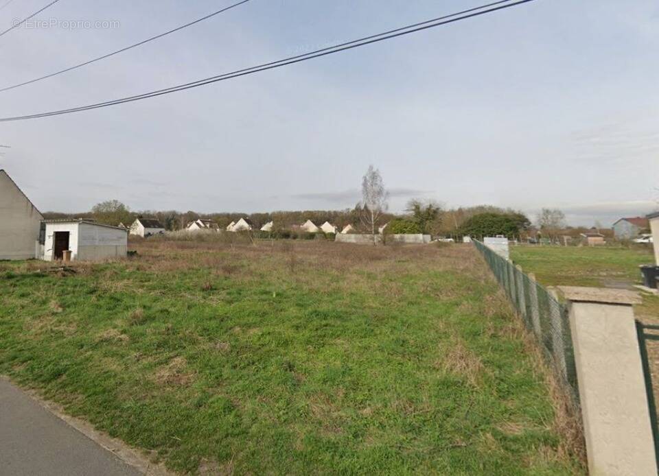 Terrain à THIERS-SUR-THEVE