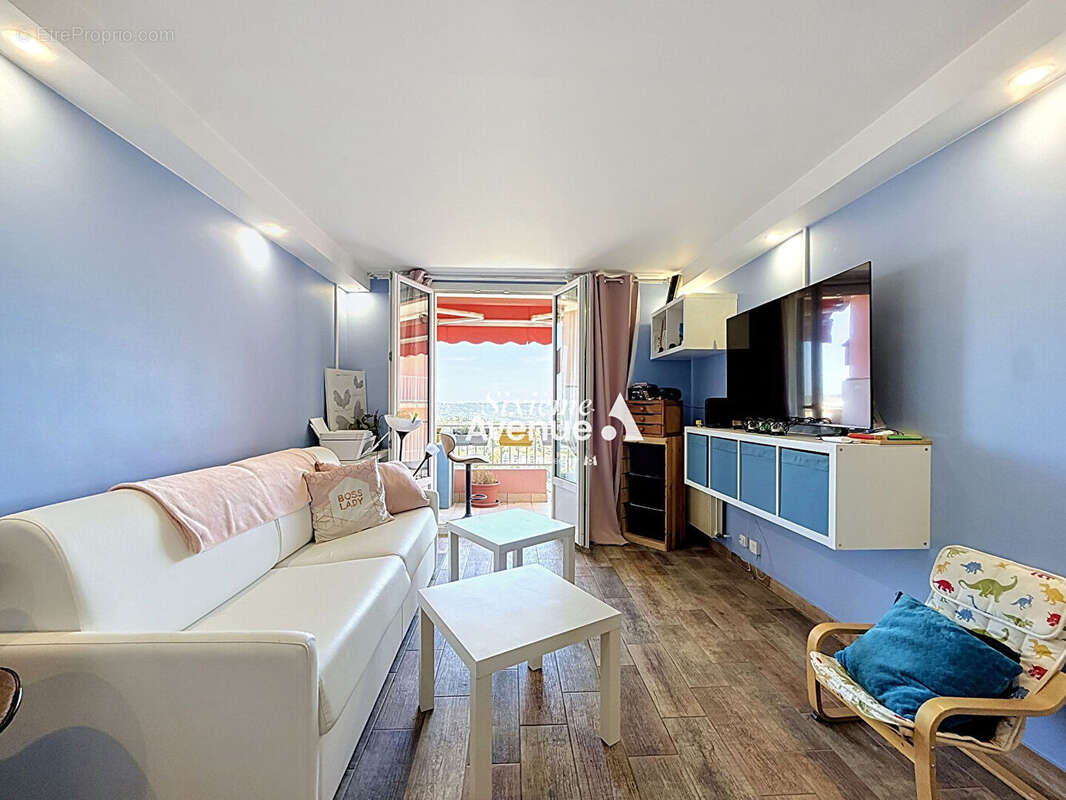 A vendre à Grasse spacieux 4 pièces de 81 m2 avec deux balcons, cave, vue dégagée. - photo 3