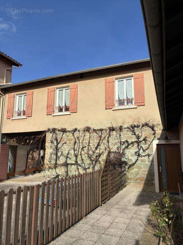 Maison à SAINT-GENIS-LES-OLLIERES