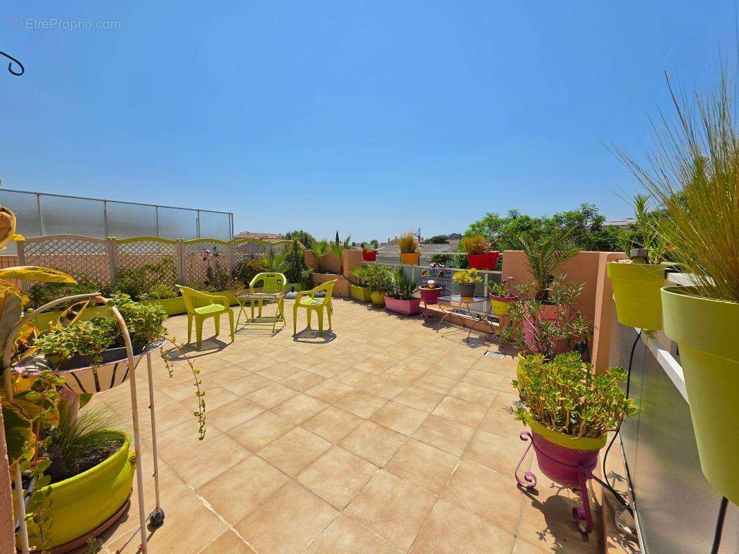 Appartement t4 avec terrasses et cave a vendre centre-ville de sanary-sur-mer - photo 2