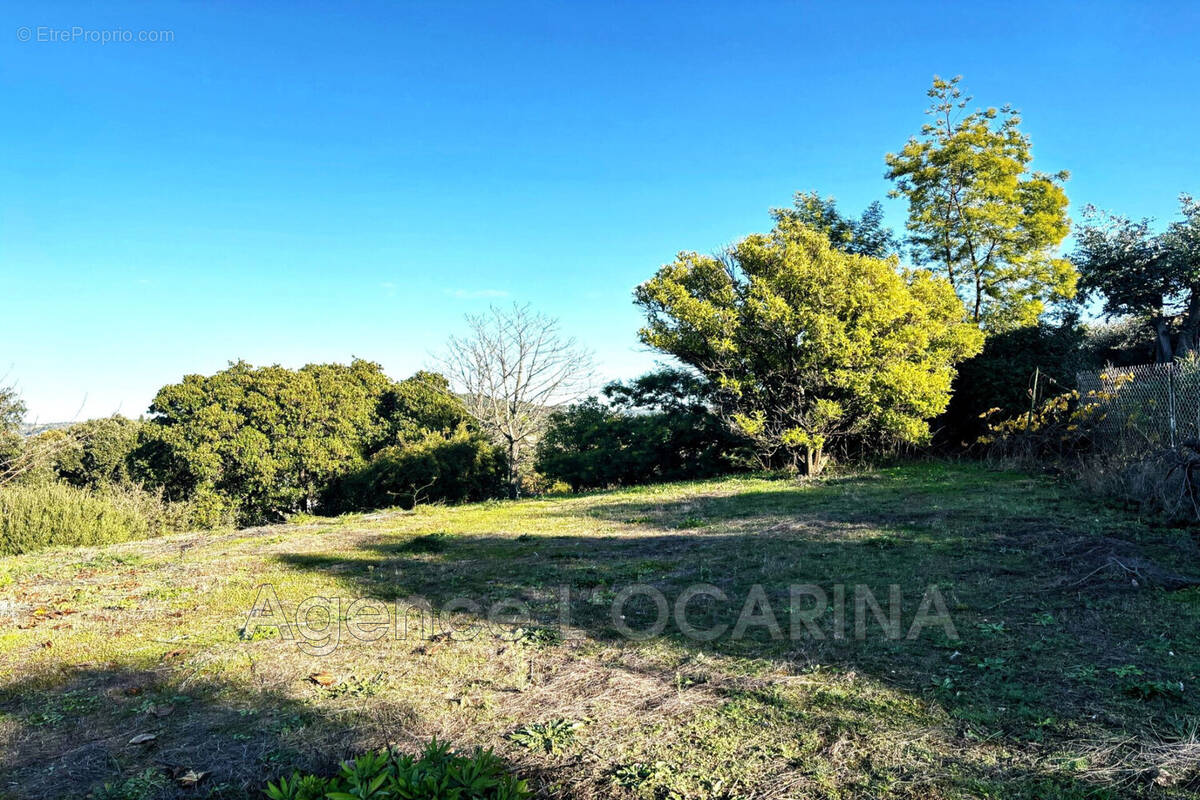 Terrain à LA ROQUETTE-SUR-SIAGNE