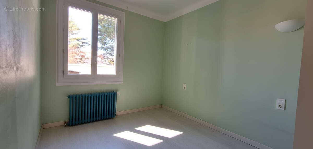 Maison à ENTRAIGUES-SUR-LA-SORGUE