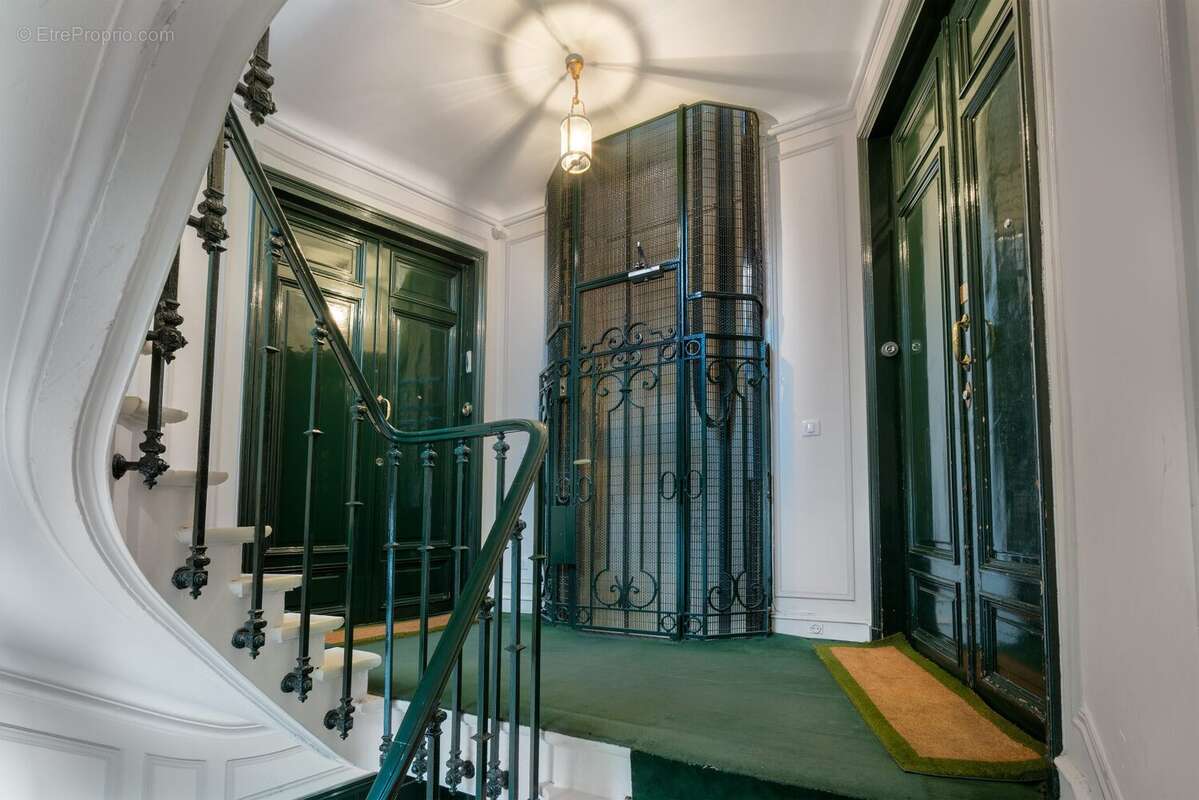 Appartement à PARIS-16E