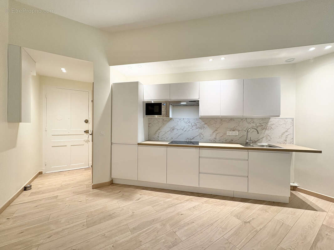 Nice riquier   2 pièces 44 m2 refait à neuf & vendu meublé - extérieur ouest au calme - 5 min à pied du port - photo 4