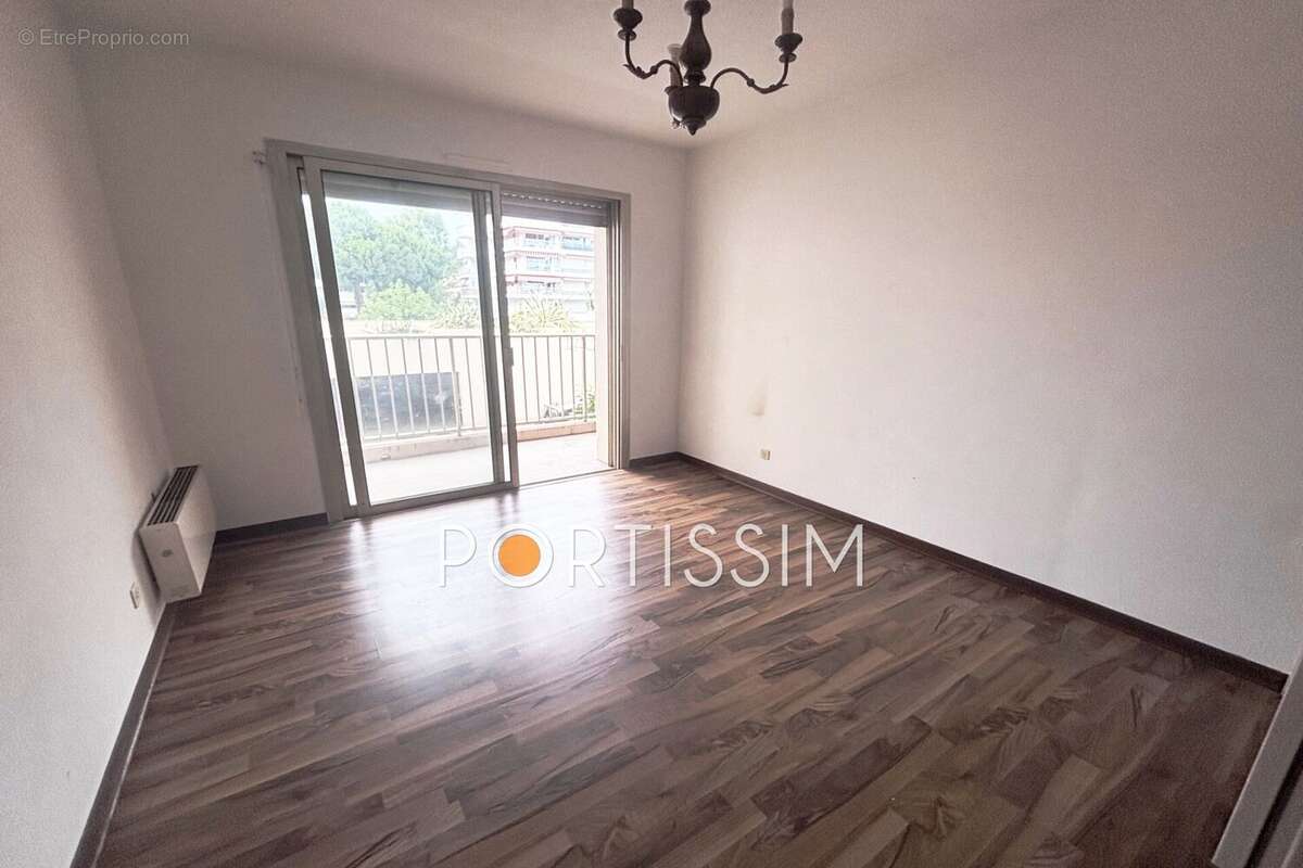 Appartement à SAINT-LAURENT-DU-VAR