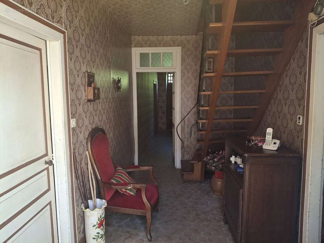 Charmante maison familiale de bonne taille à moderniser plus grange et autres dépendances - photo 13