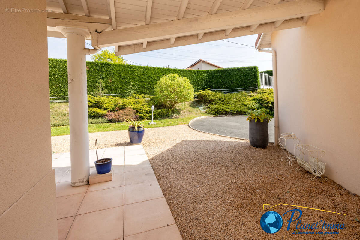 Maison à SAINT-BONNET-LES-OULES