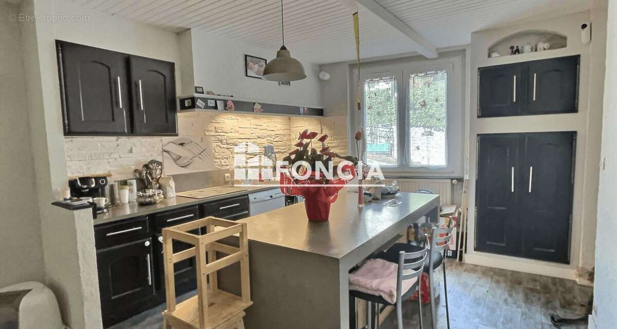 Maison à LE CHAMBON-FEUGEROLLES