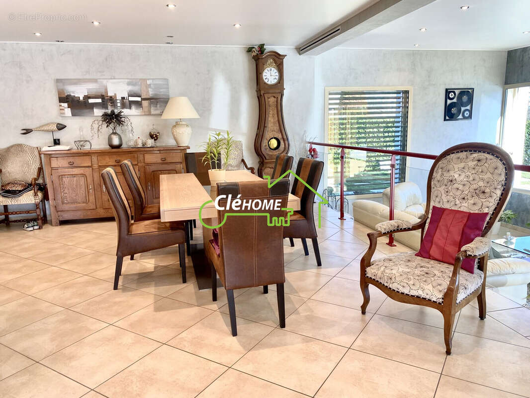 Maison 154 m² à Charentay  - photo 9