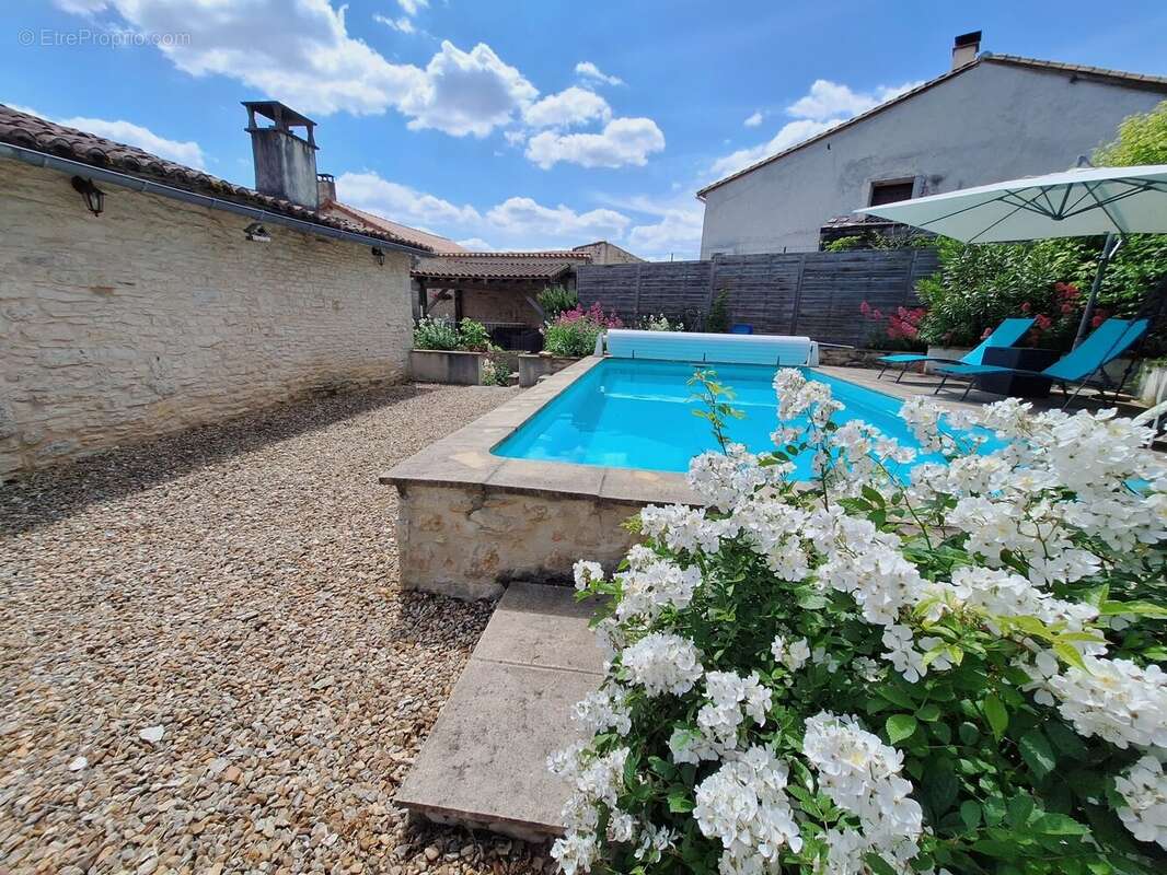 Maison à NANTEUIL-EN-VALLEE