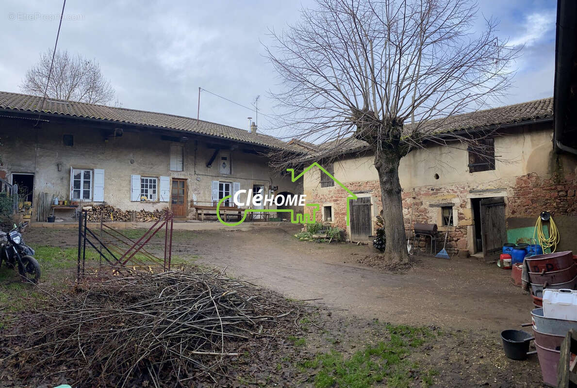 Maison à ROMANECHE-THORINS