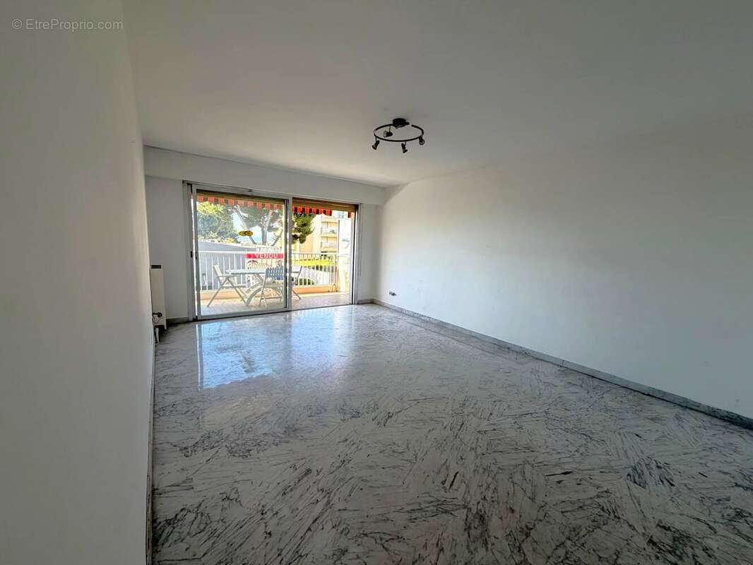 Appartement à SAINT-LAURENT-DU-VAR