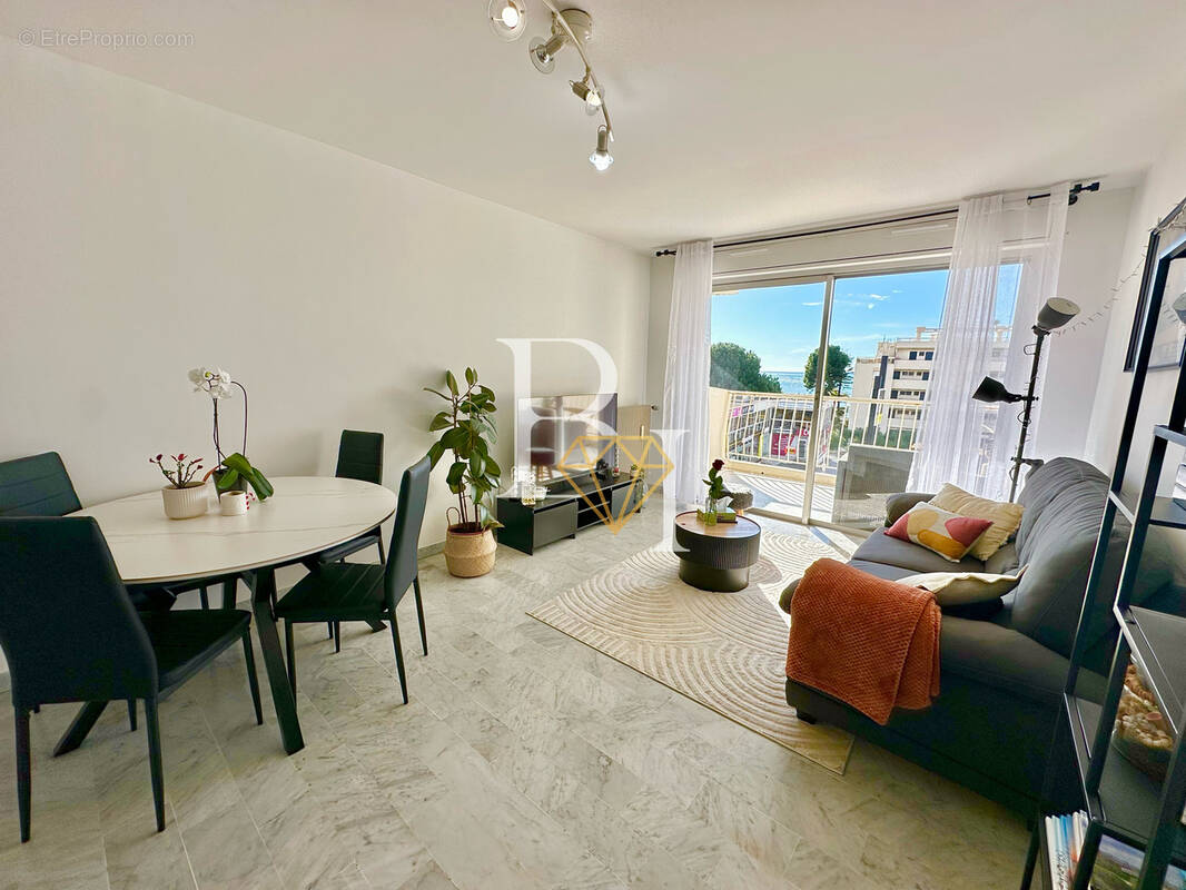 Appartement à SAINT-LAURENT-DU-VAR