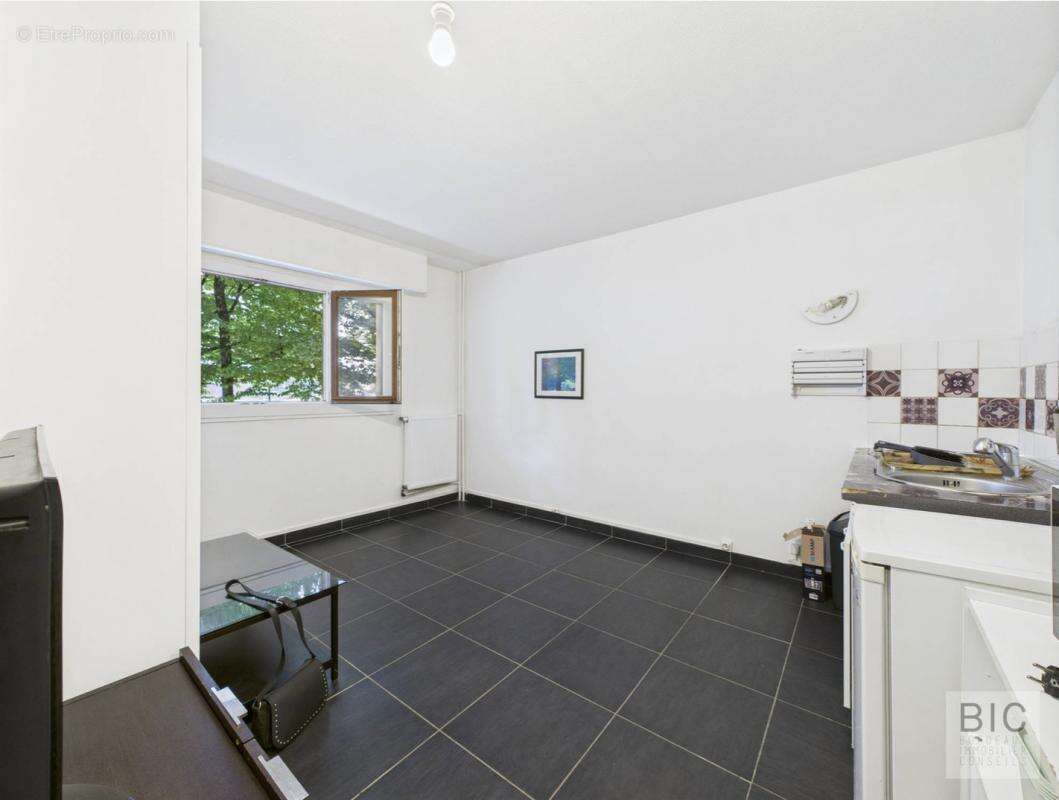 A vendre T2 loué avec cave et parking - photo 5