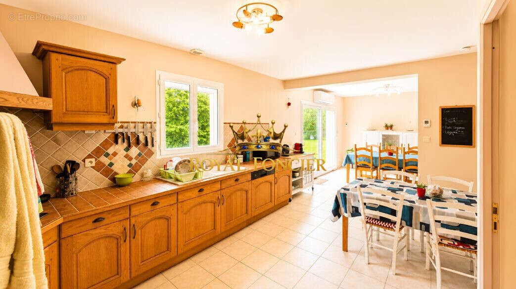 Cuisine ouverte sur le séjour - Maison à BUXEUIL
