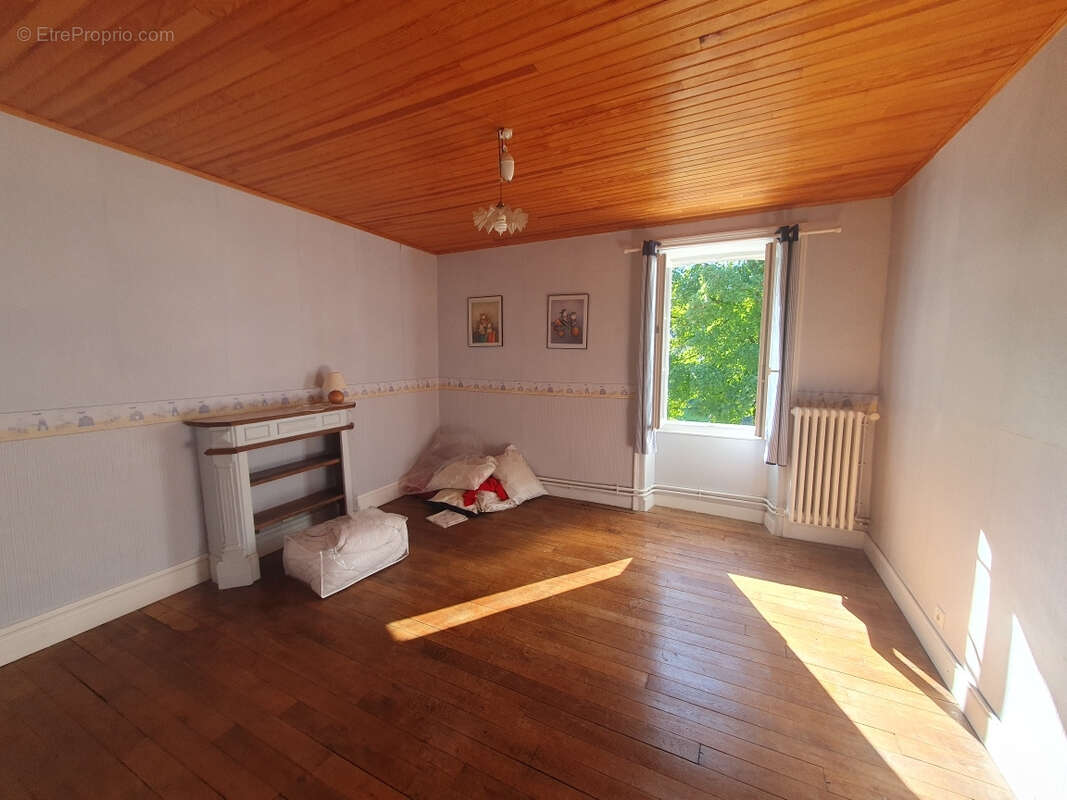 Maison à MARCILLAC-LA-CROISILLE