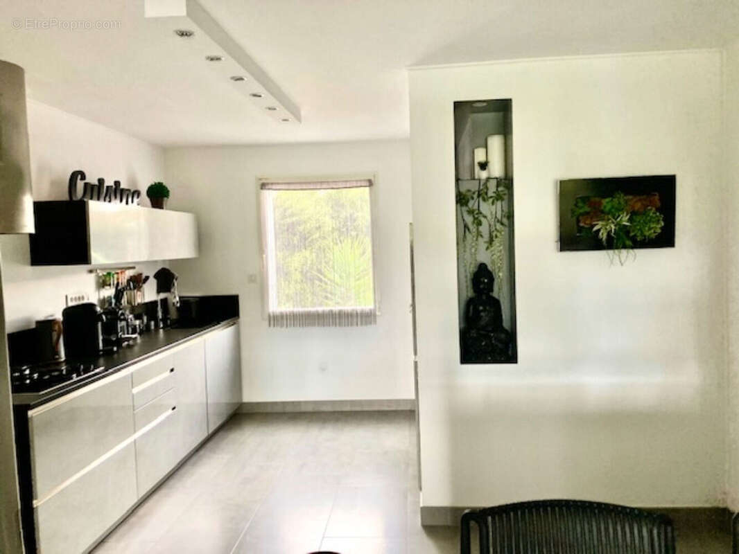 Coup de coeur! Maison de plain pied 117 m2  jardin Paysager de 1256 m2 , jacuzzi et garages. - photo 7