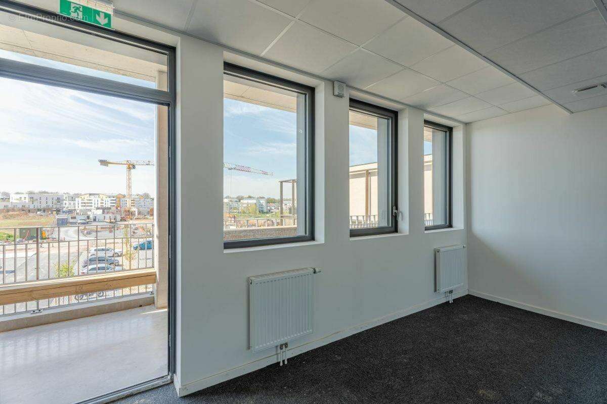 Commerce 61 m² à Epron  - photo 3