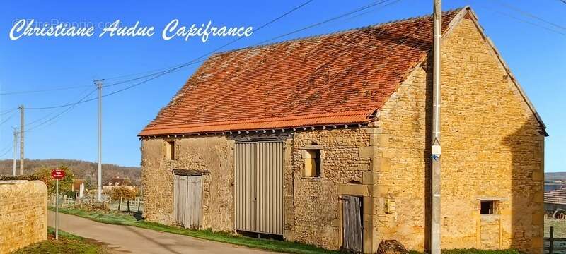 Entre Charolles, La Clayette et Paray le Monial, ancien corps de ferme en pierres, à rénover, sur parcelle de terrain de 900 m²  - photo 2