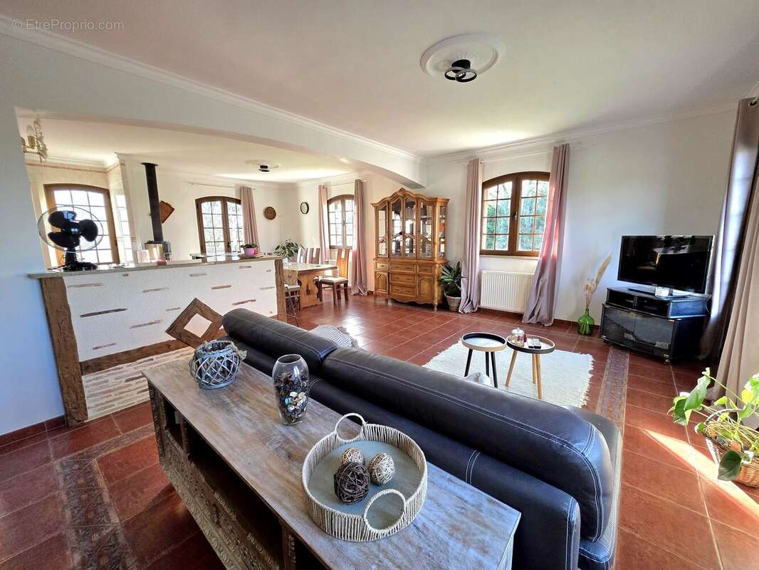 Une maison familiale moderne et une piscine intérieure - photo 4
