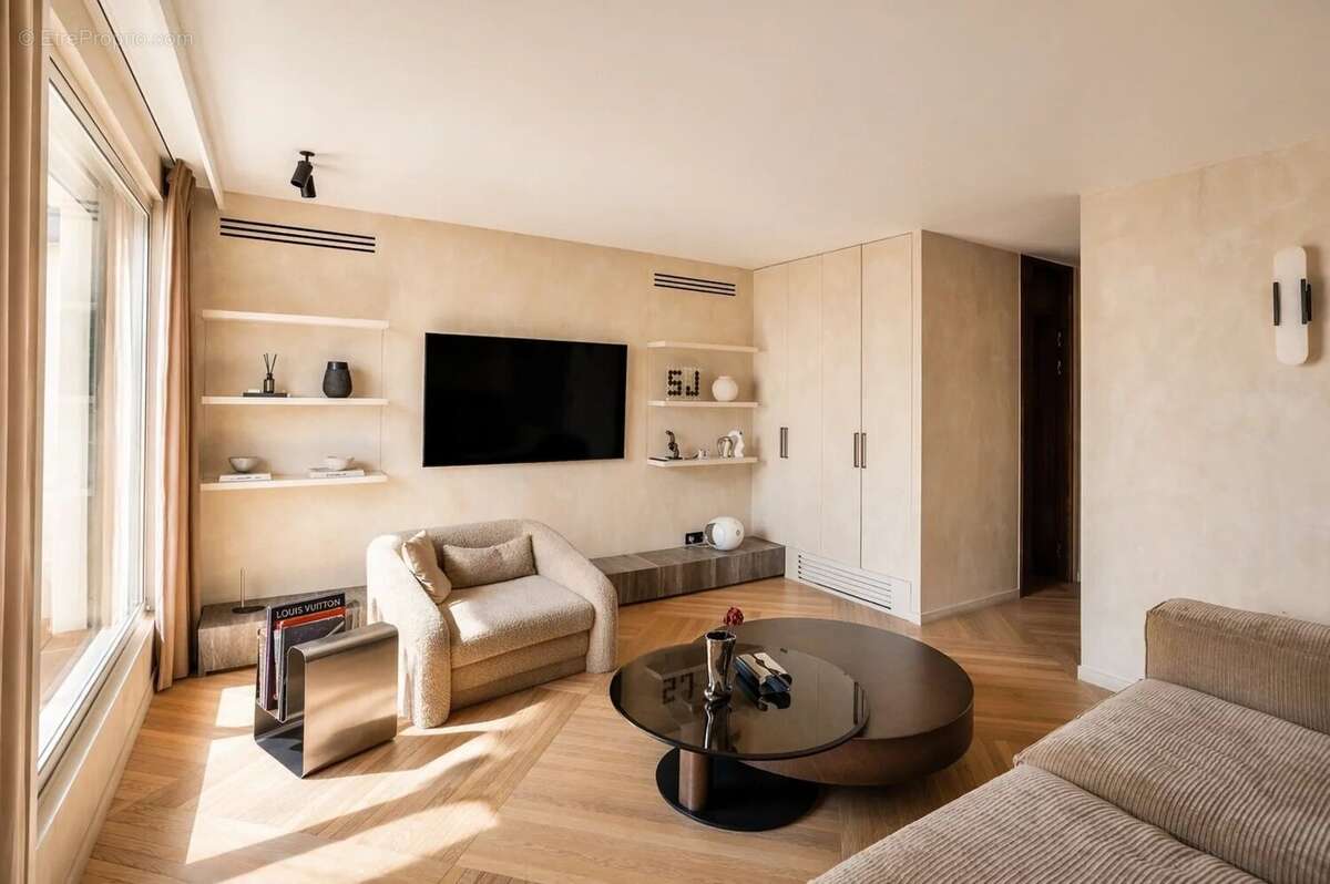 Appartement à PARIS-16E