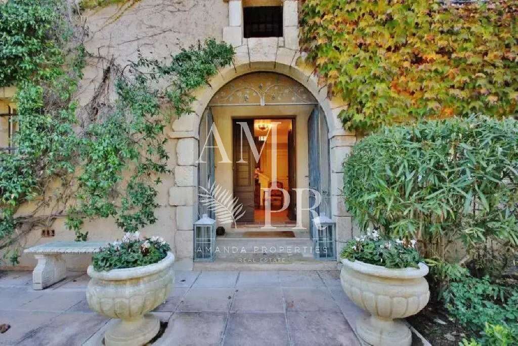 Maison à CHATEAUNEUF-GRASSE