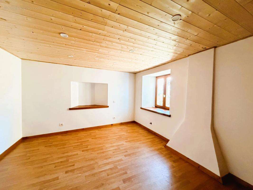 Maison à LES CHAPELLES