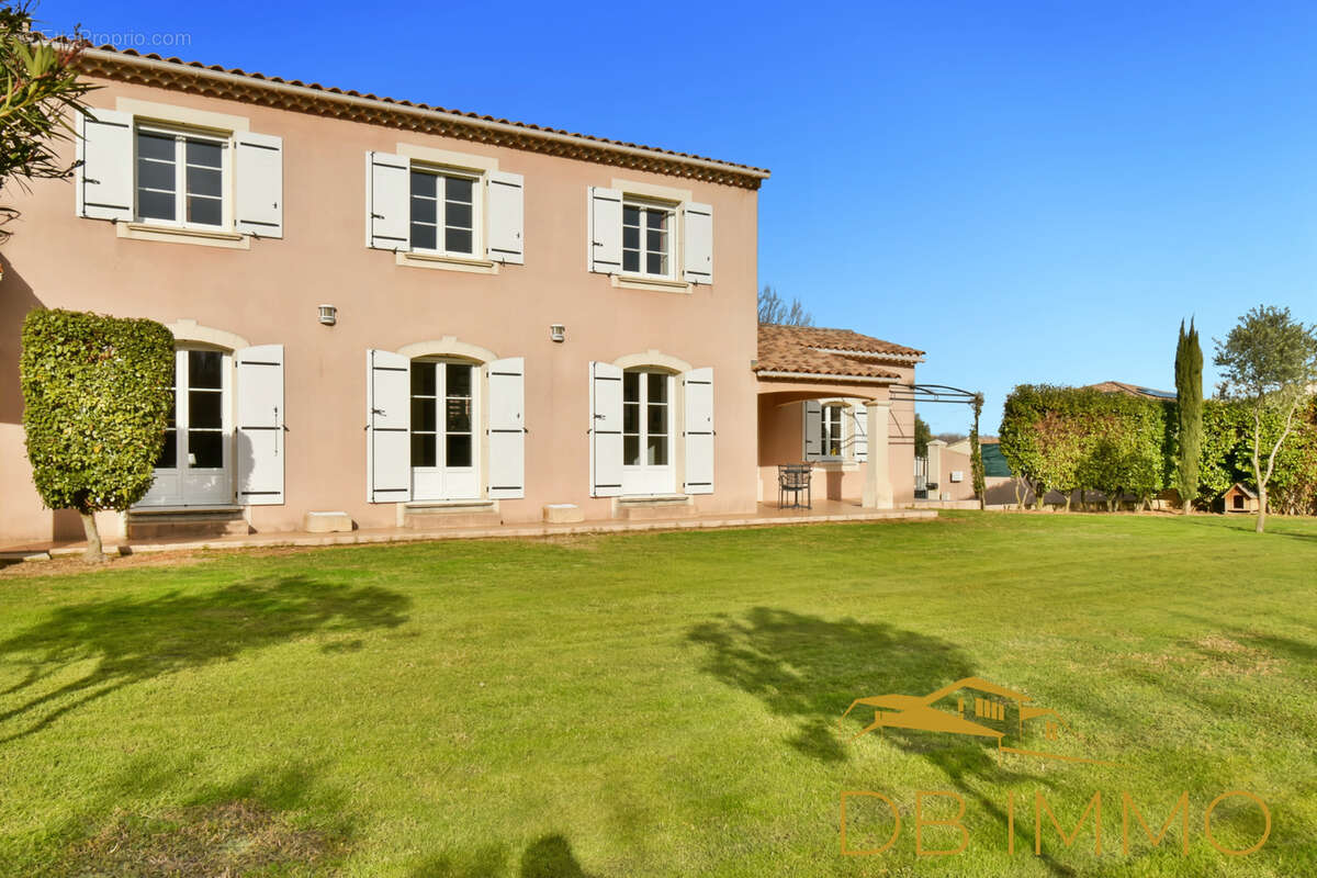 Maison à SAINT-LAURENT-DES-ARBRES